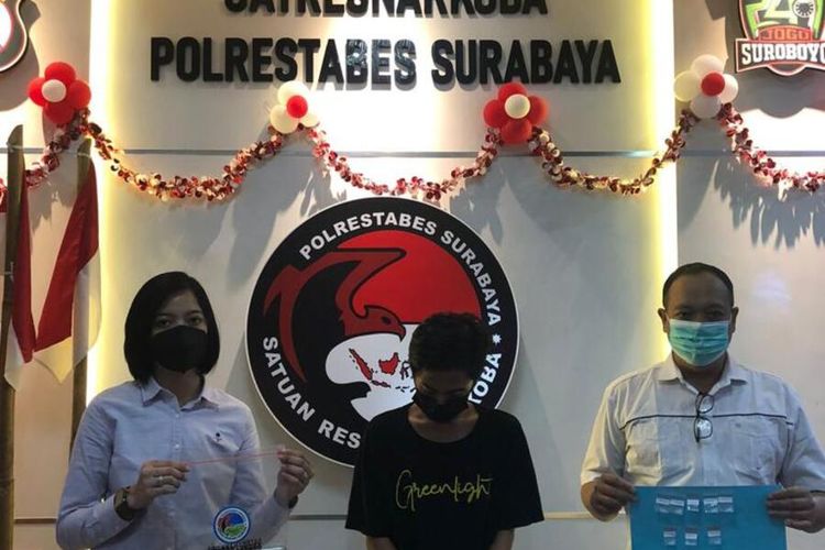 Satuan Reserse Narkoba Kepolisian Resor Kota Besar Surabaya menangkap YH (21), pemuda asal Surabaya, Jawa Timur, yang kedapatan mengedarkan narkoba jenis sabu-sabu.