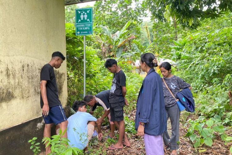 Pemasangan jalur evakuasi dan titik kumpul bersama Kelompok PEMLEI (Pemuda Leinitu) di Negeri Leinitu Kecamatan Nusalaut Maluku Tengah.