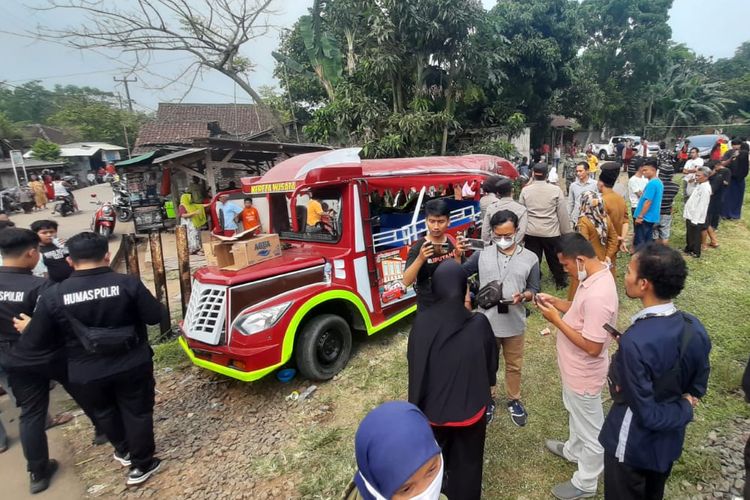 Odong-odong tertabrak kereta api di perlintasan kereta Desa Silebu, Kecamatan Kragilan, Kabupaten Serang, Banten, Selasa(26/7/2022).