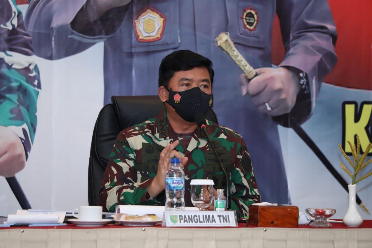 Panglima TNI Marsekal Hadi Tjahjanto saat memimpin diskusi bersama Forkopimda Provinsi Papua di Jayapura, Papua, Kamis (26/8/2021).
