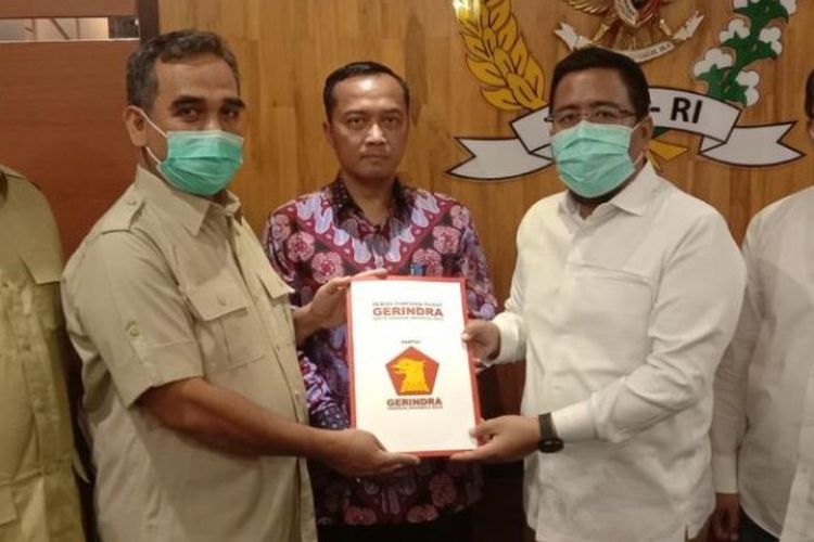 Plt Ketua DPD Gerindra Jatim Anwar Sadad (dua kanan) saat menerima SK penunjukannya dari DPP di Jakarta, Kamis (05/11/2020).