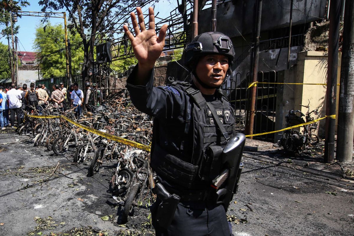 Suasana setelah ledakan bom di Gereja Pantekosta Pusat Surabaya (GPPS) di Jalan Arjuna, Surabaya, Jawa Timur, Minggu (13/5/2018). Akibat ledakan itu, 5 mobil dan 30 motor terbakar.