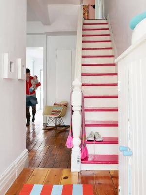 Cat tangga merah muda.