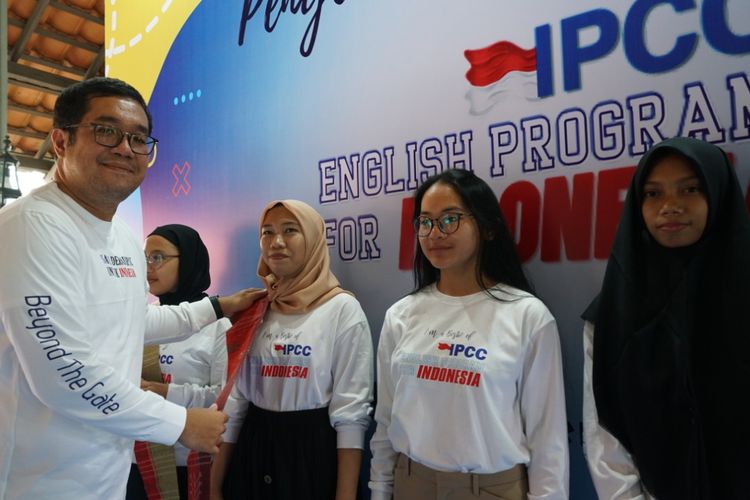 PT Terminal Kendaraan Indonesia (IPCC), bagian dari PT Pelindo, menggandeng Ruangguru, perusahaan teknologi pendidikan terbesar di Asia Tenggara. Direktur Utama IPCC Rio TN Lasse tampak membagikan sertifikat program Bahasa Inggris khusus siswa SMA kelas 12 di dua kota yaitu Medan dan Ambon, Selasa (8/11/2022). 