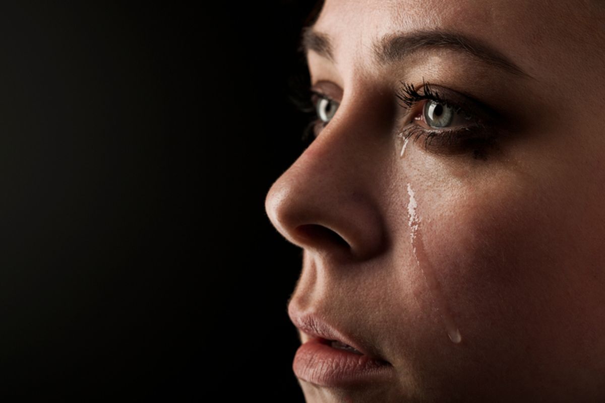 Ilustrasi menangis. Menangis memiliki banyak manfaat bagi kesehatan. Manfaat menangis dapat membantu kurangi stres dan meningkatkan mood atau suasana hati.