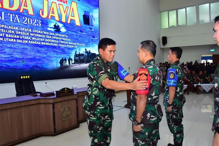 TNI Angkatan Laut (AL) menggelar latihan puncak matra laut bersandi Armada Jaya XLI tahun 2023. Latihan ini dibuka oleh Kepala Staf TNI AL (KSAL) Laksamana Muhammad Ali di Auditorium Gedung Sudomo Kodiklatal, Surabaya, pada Senin (12/6/2023).