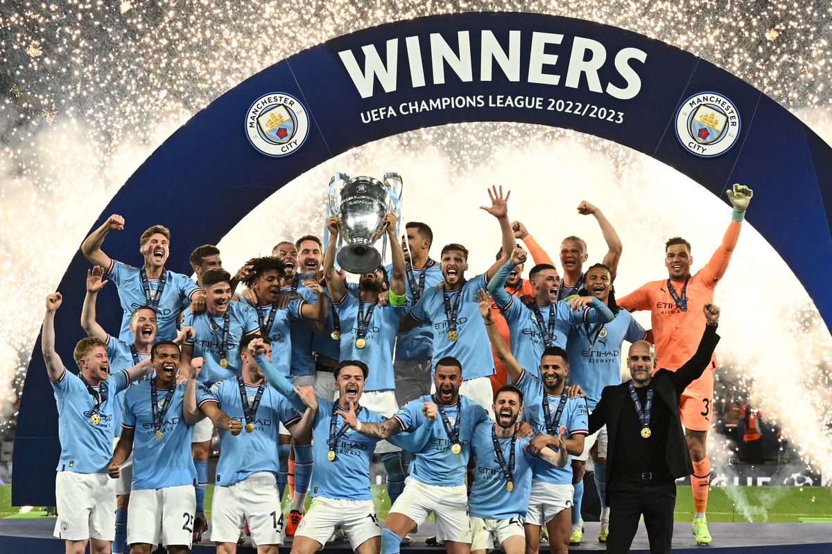 Gelandang Manchester City Ilkay Gundogan mengangkat trofi Liga Champions saat merayakan kemenangan final Liga Champions antara Inter Milan dan Manchester City di Stadion Olimpiade Ataturk di Istanbul, pada Minggu 11 Juni 2023. Manchester City memenangi pertandingan tersebut 1-0.