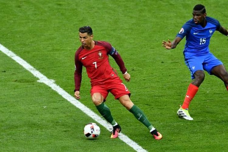 Pemain Portugal, Cristiano Ronaldo (kiri), dan pemain Perancis, Paul Pogba, tampil pada laga final Piala Eropa 2016 di Stade de France, Saint-Denis, pada Minggu (10/7/2016) waktu setempat.