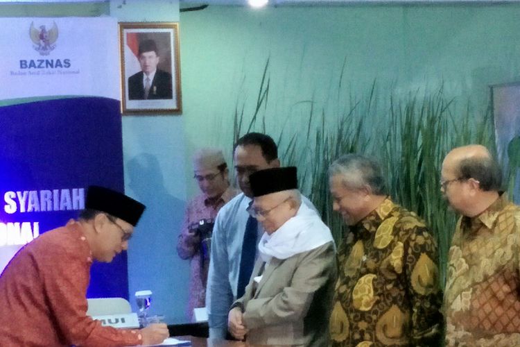 Penandatanganan nota kesepahaman komitmen pengembangan ekonomi syariah oleh Bank Indonesia (BI) dengan tiga lembaga, yaitu Majelis Ulama Indonesia (MUI), Badan Wakaf Indonesia (BWI) dan Badan Amil Zakat Nasional (Baznas) di Kantor MUI, Jakarta, Rabu (24/1/2018).