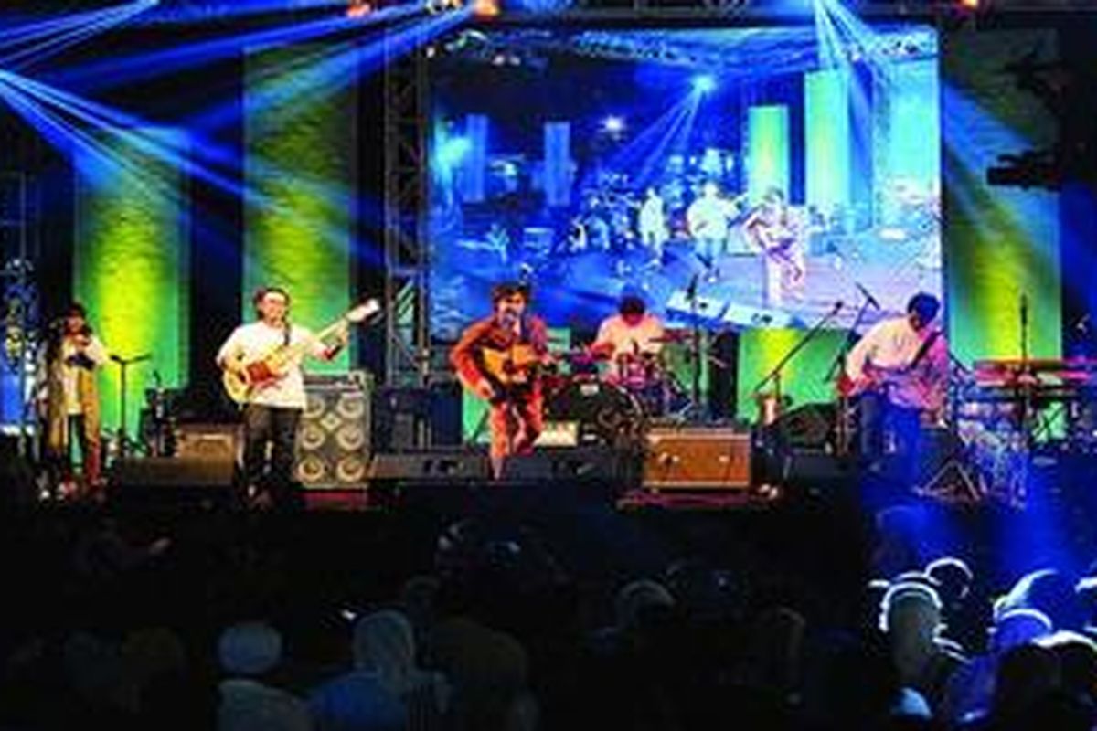 Kelompok Caniday tampil dalam Ramadhan Jazz Festival yang digelar 27-28 Juli 2012 di halaman Masjid Cut Meutia Jakarta.