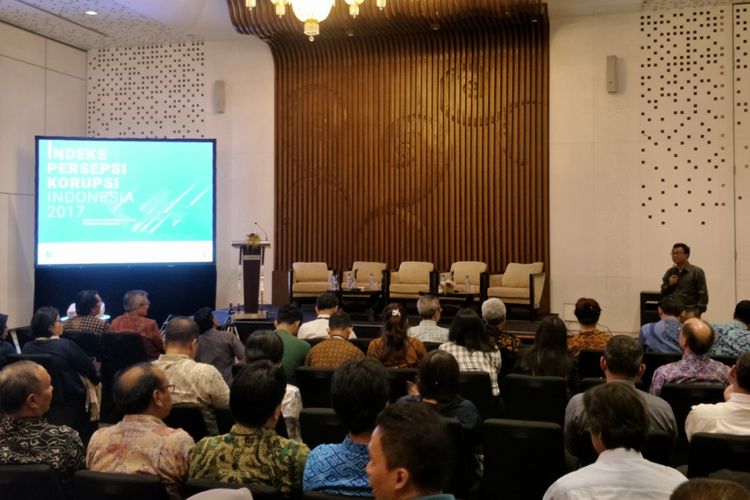 Manajer Departemen Riset Transparency Indonesia (TI) Wawan Suyatmiko saat memaparkan hasil survei Indeks Persepsi Korupsi (IPK) Indonesia 2017 di Hotel Le Meridien, Jakarta Pusat, Rabu (22/11/2017).