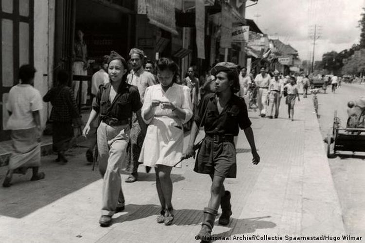 Potret tiga wanita Indonesia yang berjalan di Yogyakarta sekitar Desember 1947.