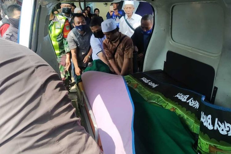 Jenazah Rudi Rusmana (41), wartawan Cianjur, Jawa Barat saat dimasukkan ke mobil ambulance untuk dikebumikan di Campaka, Cianjur, Rabu (10/6/2020). Rudi dan anaknya terseret arus Sungai Cianjur, kemarin petang saat memancing.