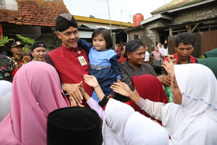 Gubernur Jawa Tengah (Jateng) Ganjar Pranowo memberikan bantuan rehabilitasi Rumah Tak Layak Huni (RTLH) kepada 50 kader Partai Demokrasi Indonesia Perjuangan (PDI Perjuangan).