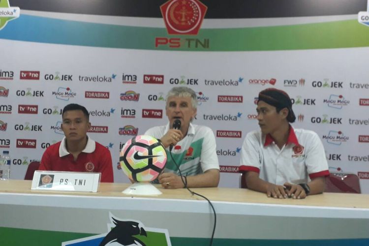 Pelatih PS TNI, Ivan Kolev (tengah), memberikan keterangan pers usai timnya menang 2-1 atas PSM Makassar pada pertandingan Liga 1 di Stadion Pakansari Cibinong, Senin (15/5/2017).