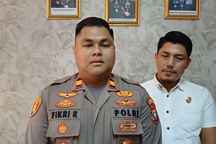 Kepala Polsek Sei Beduk, Iptu Fikri Rahmadi memberikan keterangan sementara terkait korban pembunuhan di Komplek Ruko Nusa Indah Batam, Kamis (4/7/2024).