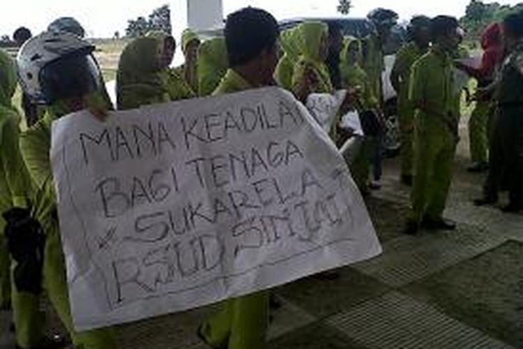 Sejumlah bidan dan perawat sukarela Rumah Sakit tengah berunjukrasa menuntut keadilan di kantor bupati Kabupaten Sinjai, Sulawesi Selatan. Senin, (02/09/2013).