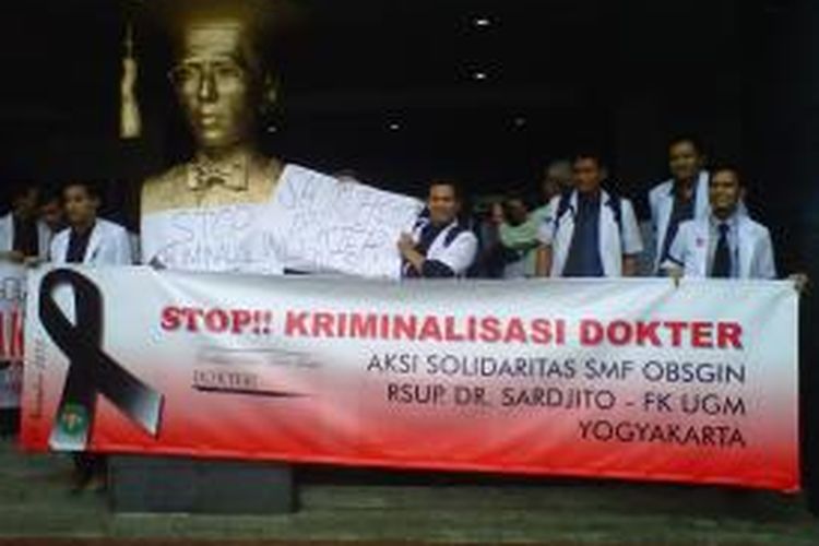 Dokter di Yogyakarta saat mengelar aksi solidaritas untuk dokter Ayu di Rs Sardjito Yogyakarta