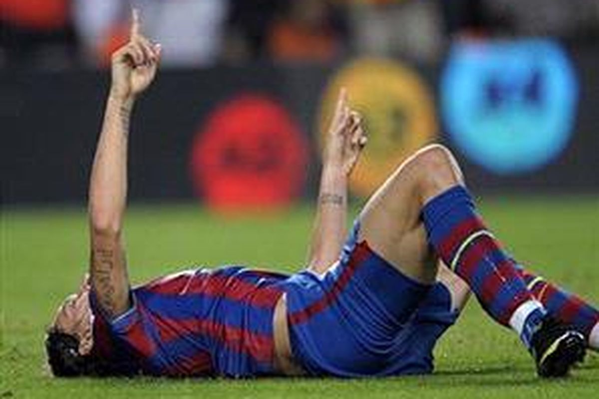 Penyerang Barcelona, Zlatan Ibrahimovic merayakan golnya ke gawang Sporting Gijon pada pekan perdana Divisi Primera, Senin (31/8). Gol itu melengkapi kemenangan 3-0 yang diraih Barcelona atas tamunya itu.