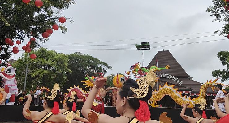 Ganjar-Mahfud Tonton Wayang Orang dengan Cerita "Tumbangnya Keserakahan" di Depan Kantor Gibran