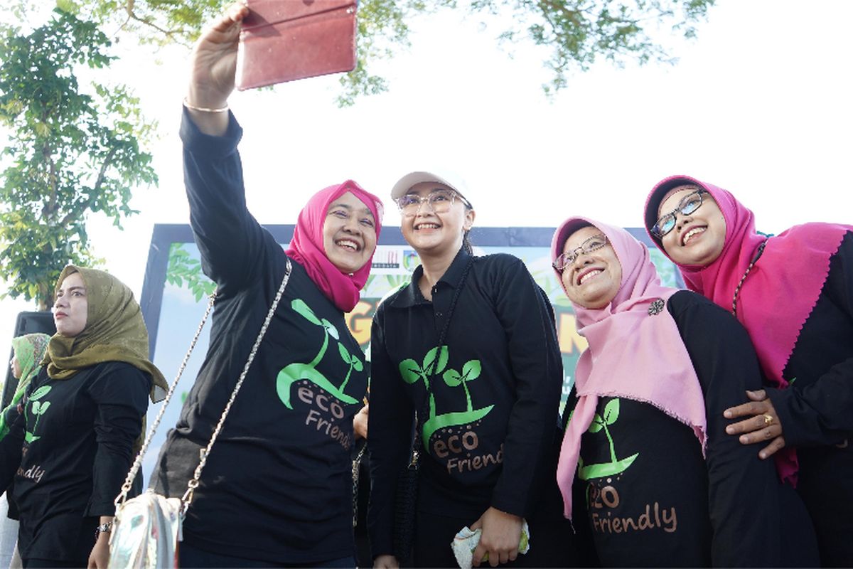 Ketua Tim Penggerak Pemberdayaan dan Kesejahteraan Keluarga (TP-PKK) Eriani Annisa Hanindhito memimpin gerakan penghijauan di Sempadan Sungai Dermo, Desa Semanding, Kecamatan Pagu, Kabupaten Kediri, Jawa Timur, Kamis (7/12/2023)