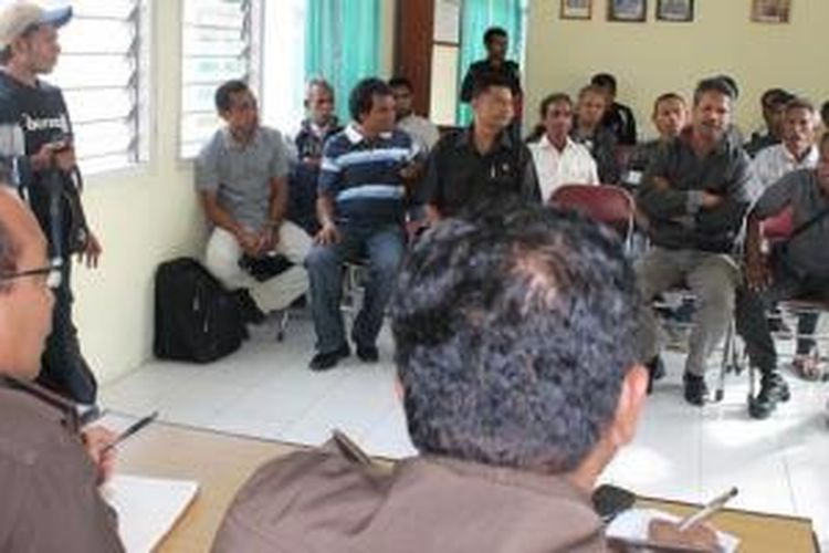 Puluhan warga eks Timtim saat berdialog dengan Kajari Kefamenanu dan jajarannya, Senin (26/8/2013). Warga melaporkan adanya penyelewengan bantuan MBR untuk warga esk Timtim