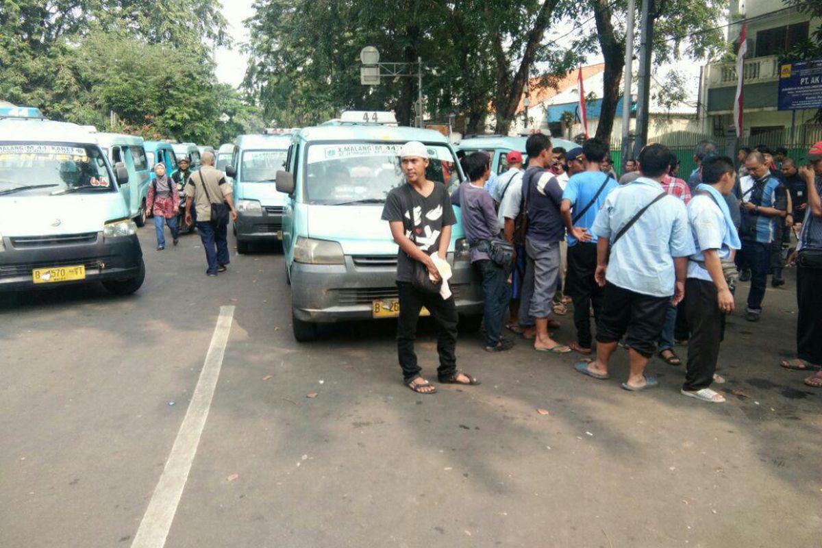 Aksi blokade Transjakarta di depan Stasiun tebet oleh sopir Mikrolet 44, Sabtu (12/8/2017).