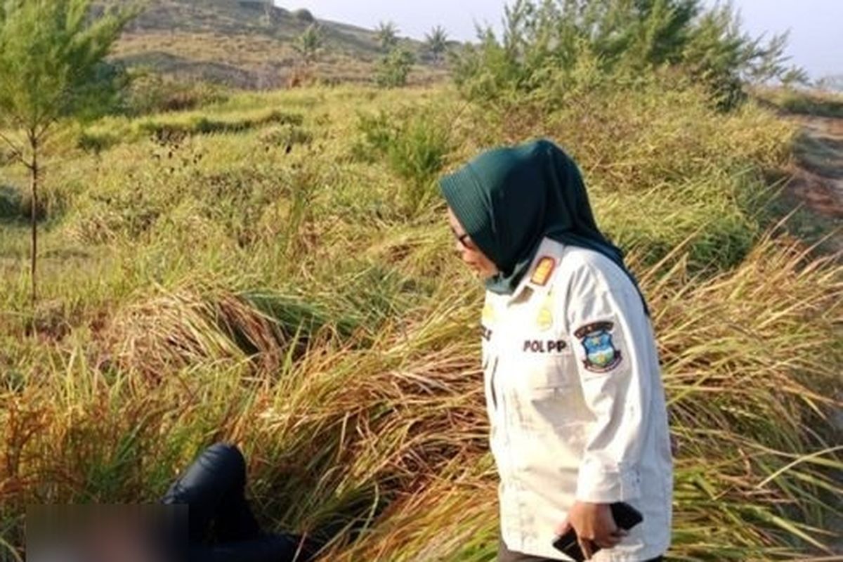 Kepala Seksi Trantibum Kecamatan Mekarmukt Eli Karlina saat memberikan pertolongan pada wanita yang ditemukan tergelatak penuh luka di semak-semak pinggir jalan akses ke Tambak Udang di Kampung Gandasoli Desa Cijayana, Rabu (14/08/2024) pagi
