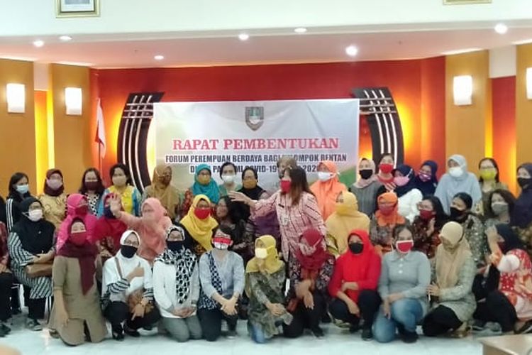 Para perempuan rentan dan perwakilan Dinas Pemberdayaan Perempuan, Perlindungan Anak dan Pemberdayaan Masyarakat (DP3APM) Solo berfoto bersama setelah menggelar rapat pembentukan Forum Perempuan Berdaya Srikandi Maju yang menjadi salah satu kegiatan dalam program Pemda Dirapid Test? (Perempuan Berdaya di Era Pandemi Covid-19) belum lama ini.