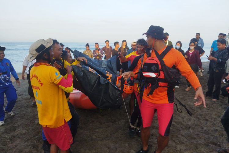 Proses evakuasi jenazah wisatawan asal NTT yang terseret arus di Pantai Berawa, Kabupaten Badung, Rabu (20/8/2025).