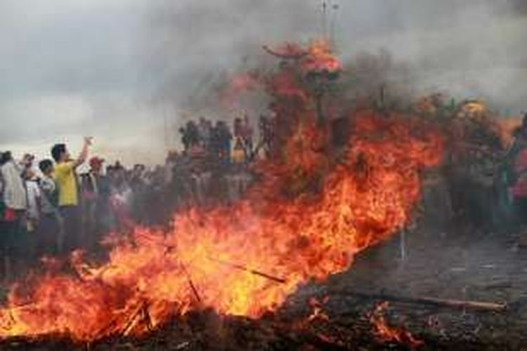 Prosesi ritual pembakaran naga tepat di hari ke-16 penanggalan Imlek, di Pontianak, Selasa (23/2/2016). Ritual ini merupakan akhir dari perhelatan panjang perayaan Imlek dan Cap Go Meh 2567.