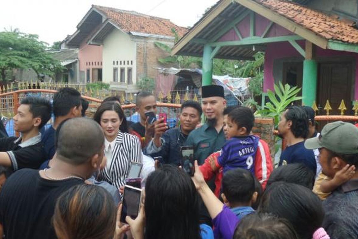 Ahmad Dhani sedang blusukan di Perumahan Bumi Waringin Indah, Desa Waringin Jaya, Kedung Waringin, Kabupaten Bekasi, Minggu (29/1/2017). Pasangan calon bupati dan calon wakil bupati Saduddin-Ahmad Dhani mengelar kampanye terbuka di kawasan tersebut.