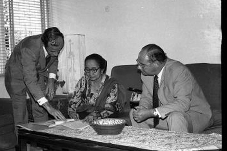 Dubes Hugo Scheltema dan Ny. Maria Ulfah Subadio sewaktu penandatanganan kerja sama Pemerintah Belanda dengan Yayasan Pembina Tunas Muda di tahun 1973.