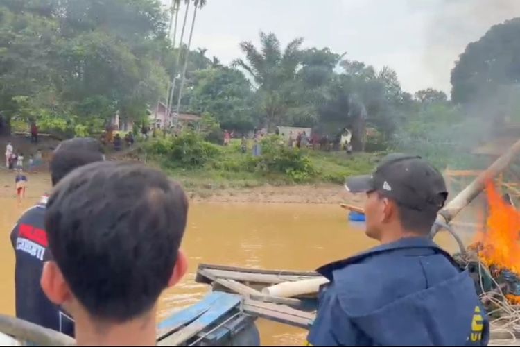 Tambang Emas Ilegal di Kuansing Riau Ditertibkan, Petugas Sempat Dilempari Batu Saat Bakar Rakit