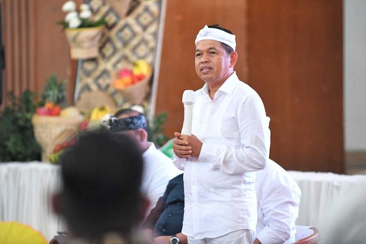 Gubernur Jawa Barat, Dedi Mulyadi dalam Rapat Koordinasi (Rakor) Ketenagakerjaan bertema Membangun Konektivitas Lowongan Pekerjaan dengan Aplikasi Nyari Gawe di Gedung Sigrong Bale Sri Baduga, Kabupaten Purwakarta, Selasa (14/10/2025).