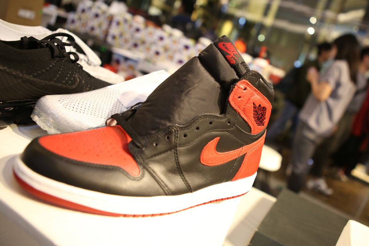 Air Jordan 1, salah satu seri sneaker yang mendominasi banyak lapak di arena Sneakerpeak Kemang Vol.3 di Lippo Mall Kemang, Rabu (18/4/2018). Acara ini akan berlangsung hingga Minggu (22/4/2018).