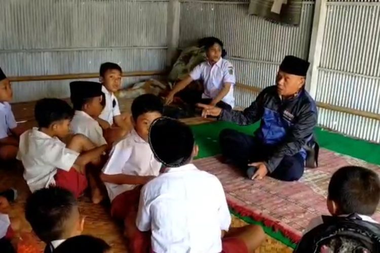 Siswa-siswi SDN Rek Kerrek 4 Kecamatan Palengaan, Kabupaten Pamekasan, belajar sementara di sebuah surau kayu milik warga setelah mereka terusir dari sekolah karena disegel oleh pemilik tanah.