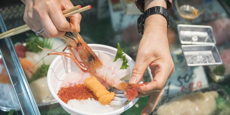 Anda bisa memilih udang botan, ikura, kepala gurita, uni, menuki (ayudai), hakkaku, dan iwashi untuk kaisen-don. Kaisen-don adalah nasi dengan tambahan sashimi segar sebagai topping. Kaisen-don dijual di Pasar Washo yang terletak di Kota Kushiro, Hokkaido bagian timur, Jepang.