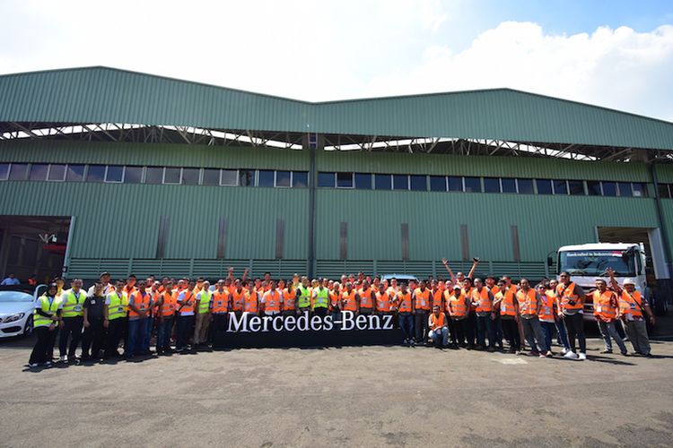 Komunitas Mercedes-Benz berkunjung ke pabrik Mercedes-Benz di Wanaherang.