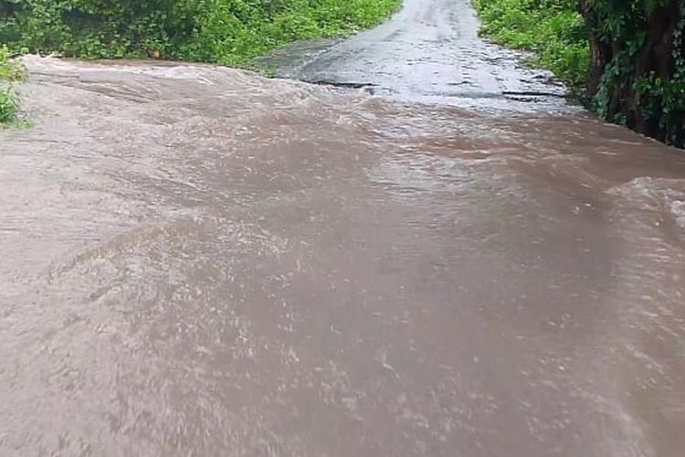 Akses jalan menuju 5 desa di Kecamatan Tanjung Bunga, Kabupaten Flores Timur, NTT diterjang banjir bandang, Senin (11/3/2024)