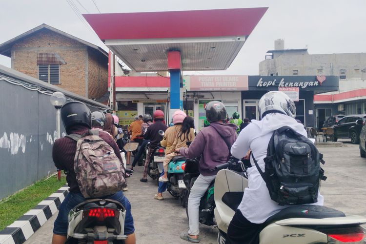 Sudah 12 Hari Harga Pertamax Naik, Antrean di SPBU Medan Masih Menumpuk