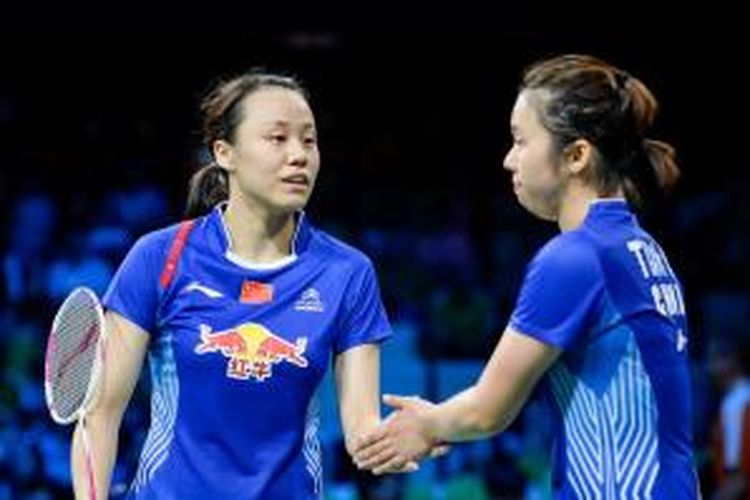 Pemain ganda putri Tiongkok, Tian Qing (kanan)/Zhao Yunlei, melakukan tos setelah meraih kemenangan atas ganda Korea Selatan, Lee So-hee/Shin Seung-chan, pada semifinal Kejuaraan Dunia 2014 di Ballerup Super Arena, Kopenhagen, Sabtu (30/8/2014).