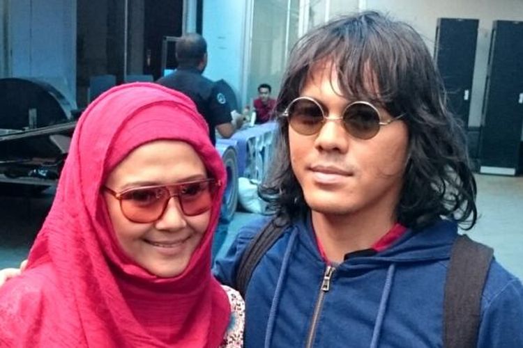 Artis peran Ria Irawan dan sang suami Mayky Wongkar saat diabadikan di kawasan Tendean, Jakarta Selatan, Kamis (19/1/2017).