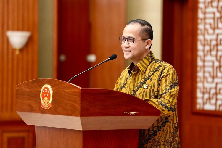 Menteri Transmigrasi M. Iftitah Sulaiman Suryanagara saat menyampaikan sambutan balasan dalam Farewell Dinner (10/10/2025) yang diselenggarakan Kedutaan Besar Republik Rakyat Tiongkok (RRT) di Indonesia. 