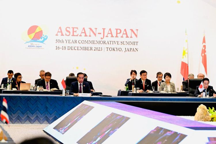 Presiden Republik Indonesia (RI) Joko Widodo (Jokowi) bersama Perdana Menteri (PM) Jepang Fumio Kishida memimpin pembahasan agenda Partners for Co-creation of Economy and Society of the Future dalam Konferensi Tingkat Tinggi (KTT) Peringatan 50 Tahun Kemitraan ASEAN-Jepang di Hotel Okura, Tokyo, Jepang, Minggu (17/12/2023).
 
