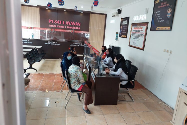 Keluarga dari korban tewas dalam peristiwa kebakaran di Lembaga Pemasyarakatan (Lapas) Kelas I Tangerang tengah dimintai keterangan di ruang crisis center pada Rabu (8/9/2021) siang.