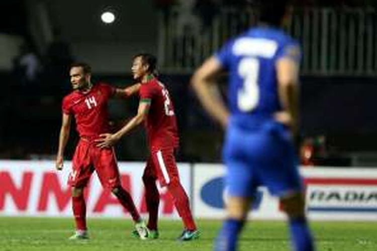 Rizky Pora dan Hansamu Yama tampak semringah saat timnas Indonesia menang atas Thailand pada final pertama Piala AFF 2016, Rabu (14/12/2016). 