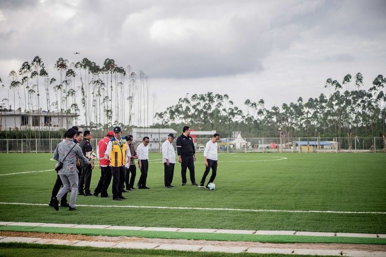 Presiden Republik Indonesia (RI) Joko Widodo (Jokowi) melakukan uji coba lapangan di Training Center (TC) PSSI di Ibu Kota Nusantara (IKN), Penajam Paser Utara, Kalimantan Timur (Kaltim), Selasa (13/8/2024).