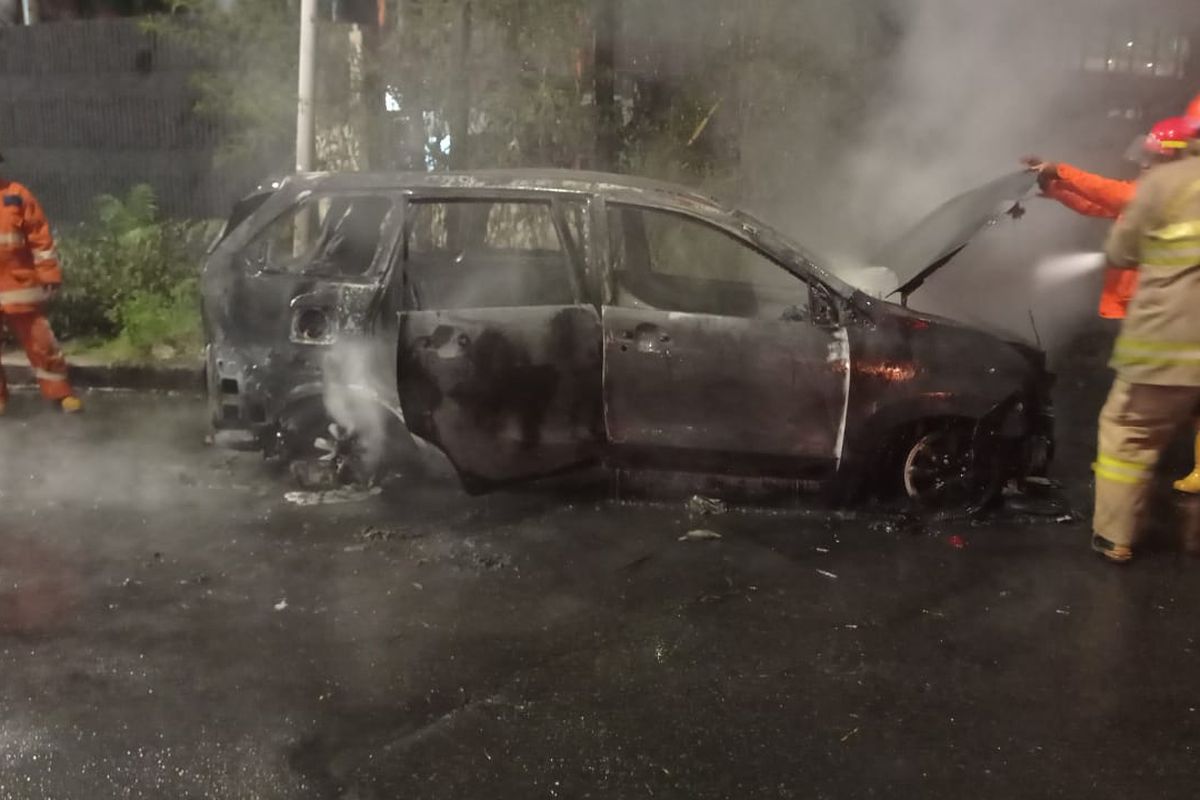 Mobil Toyota Avanza hangus terbakar di Jalan Otista Raya, Bidara Cina, Jatinegara, Jakarta Timur, Minggu (9/5/2021) malam.