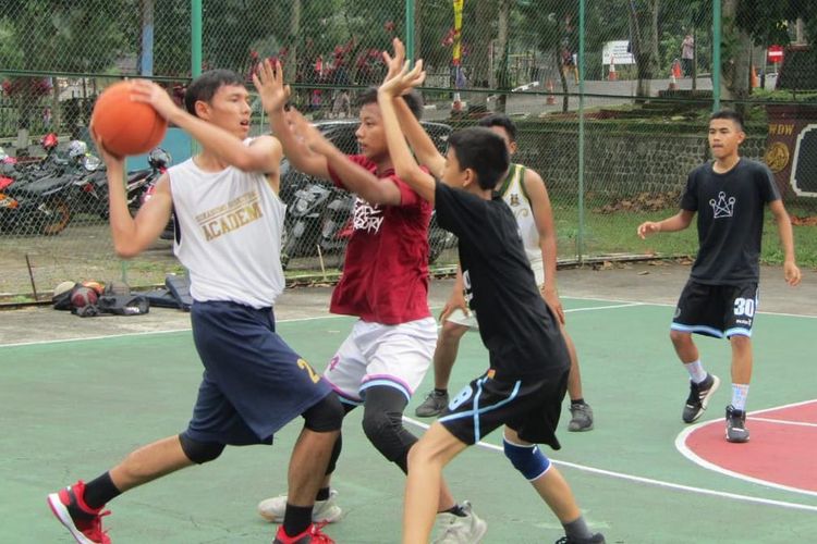 Suasana latihan basket di Sukabumi Basketball Academy. 